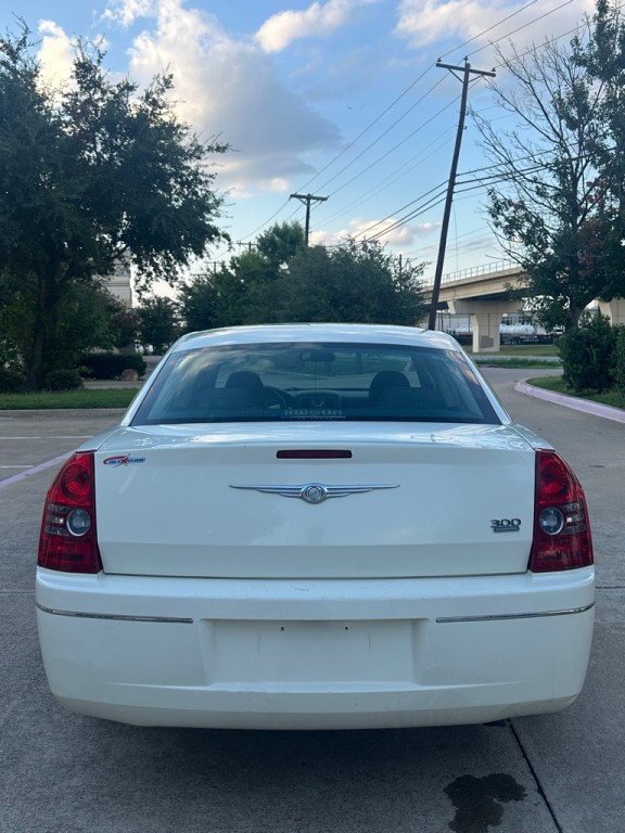2010 Chrysler 300 Image 6
