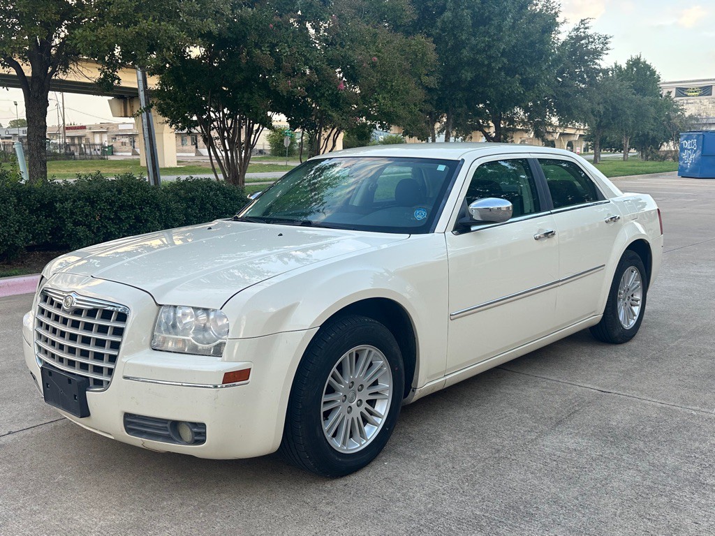 2010 Chrysler 300 Image 2
