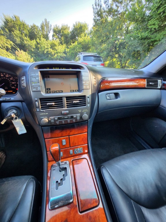2005 Lexus LS Image 12