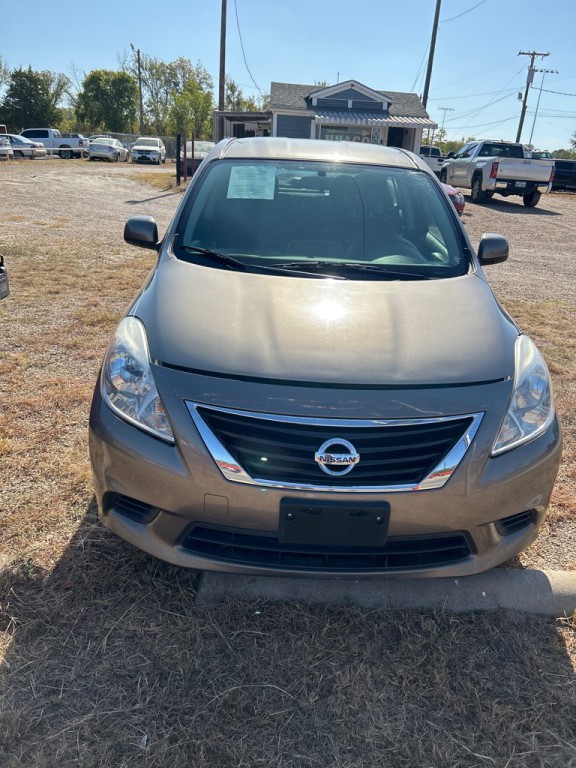2012 Nissan Versa Image 2