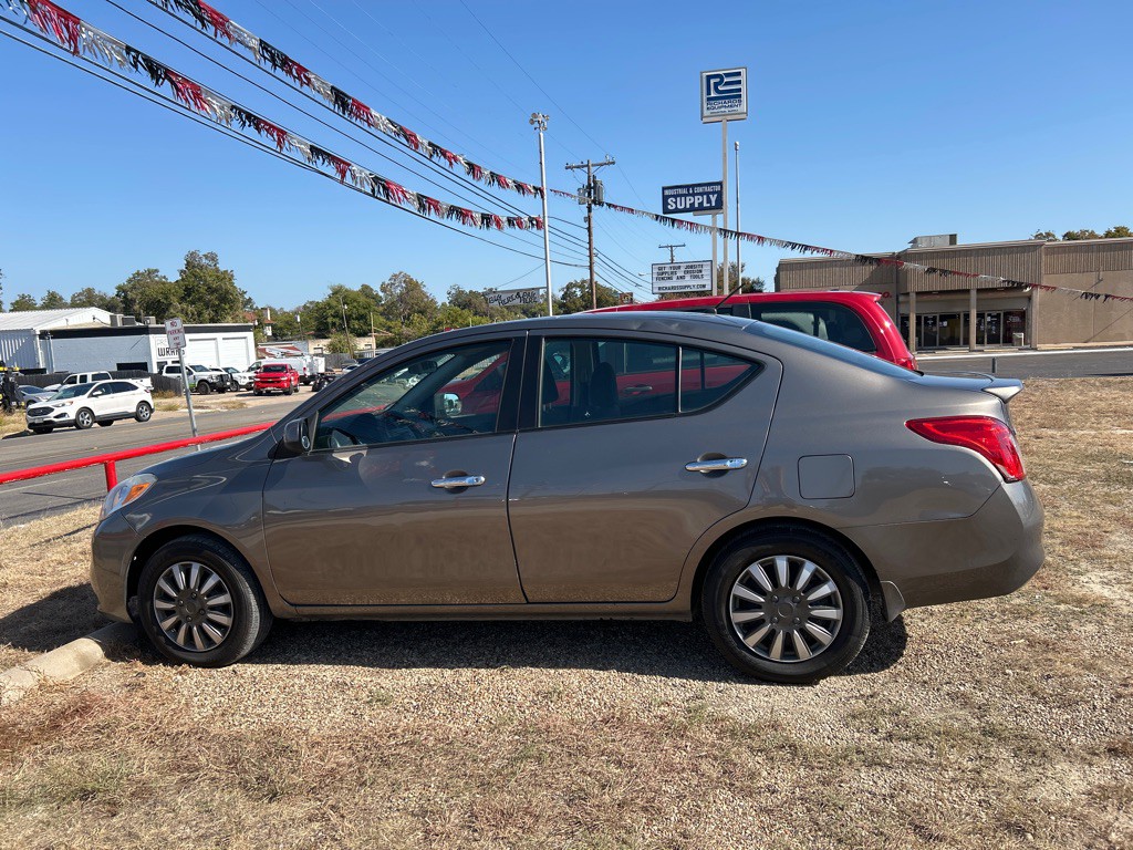 2012 Nissan Versa Image 3