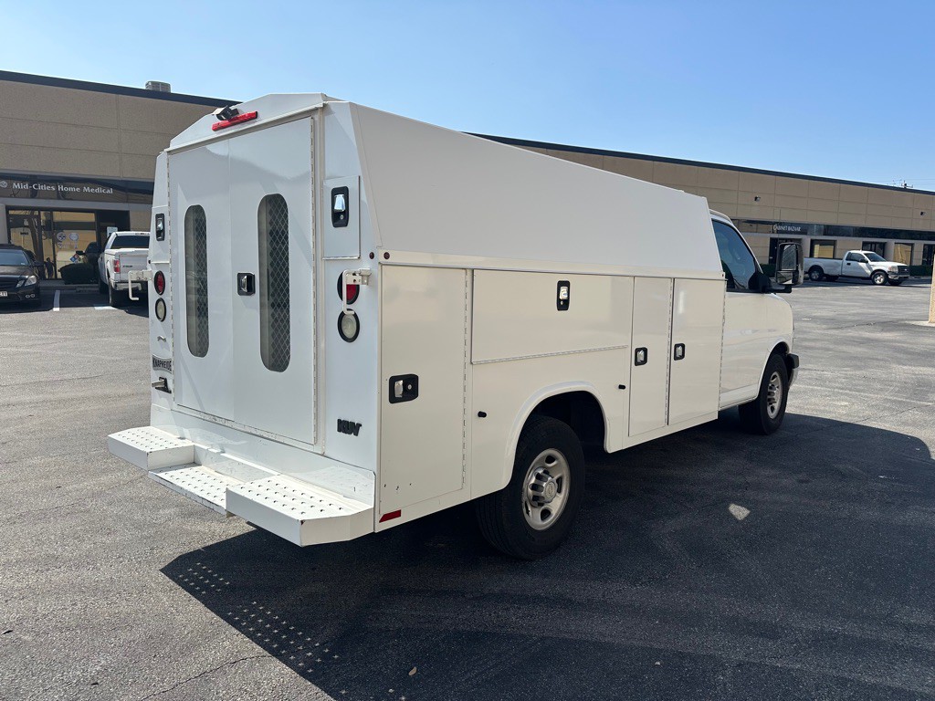 2017 Chevrolet Express Image 4