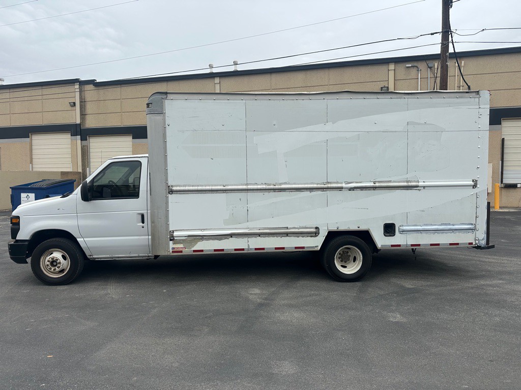 2016 Ford Econoline Image 2