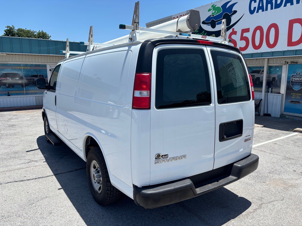 2017 GMC Savana Image 3