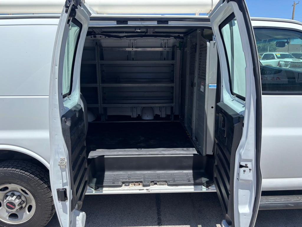 2017 GMC Savana Image 18