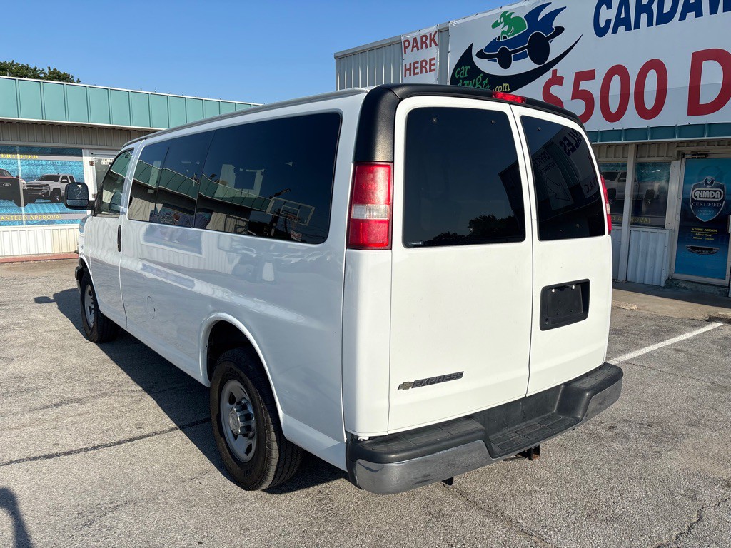 2017 Chevrolet Express Image 3