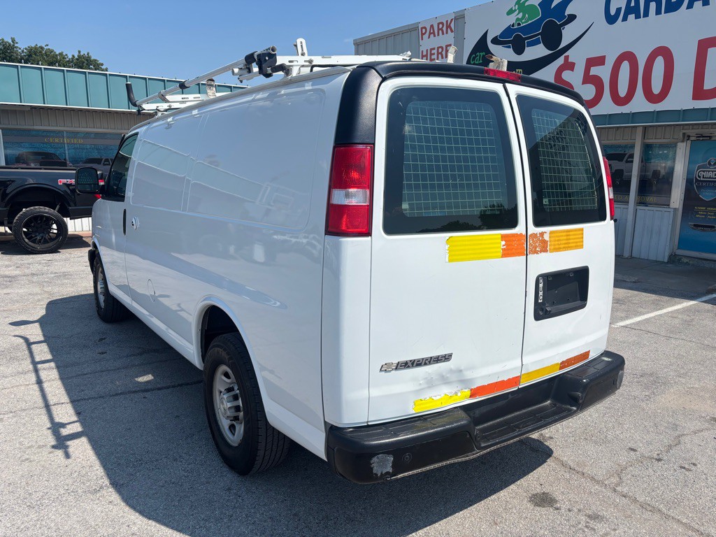2017 Chevrolet Express Image 3
