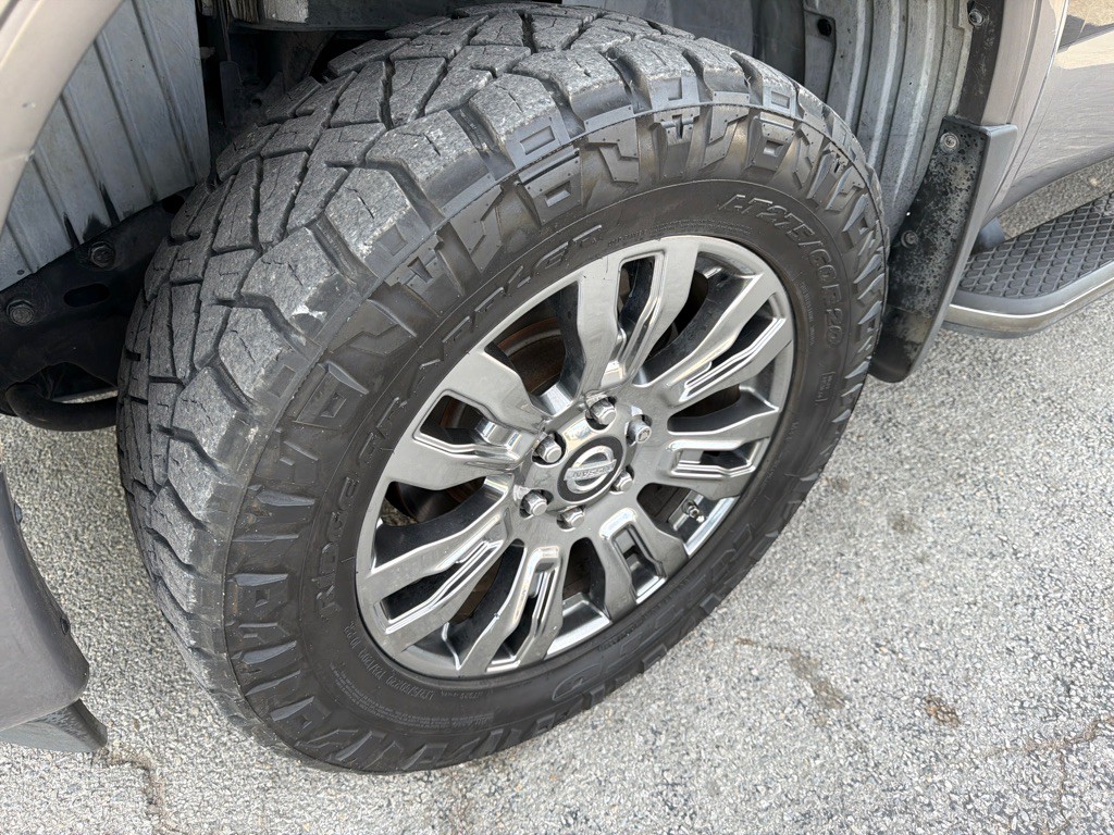 2017 Nissan Titan Image 9