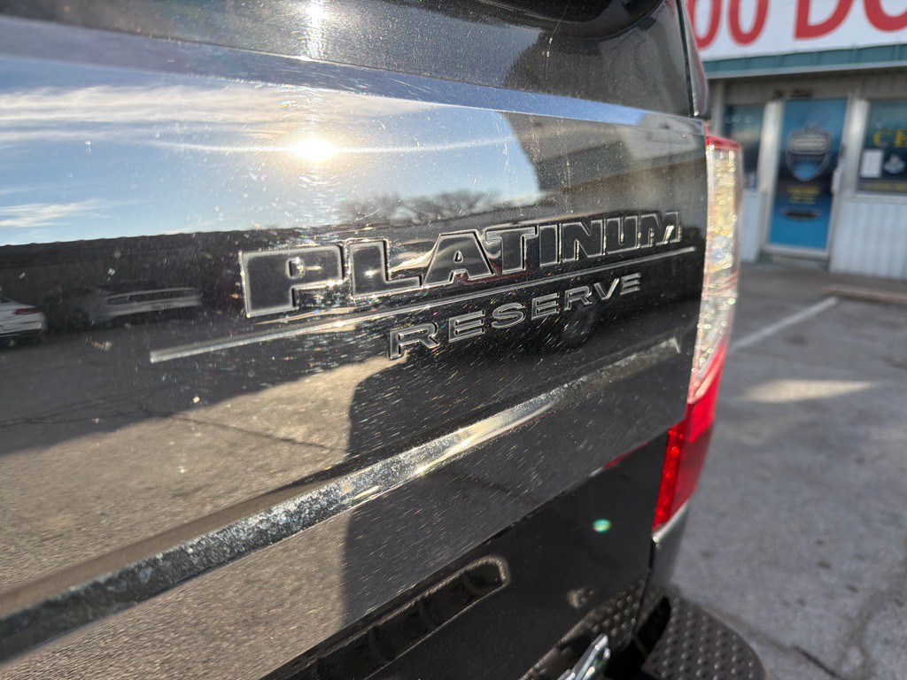 2017 Nissan Titan Image 11