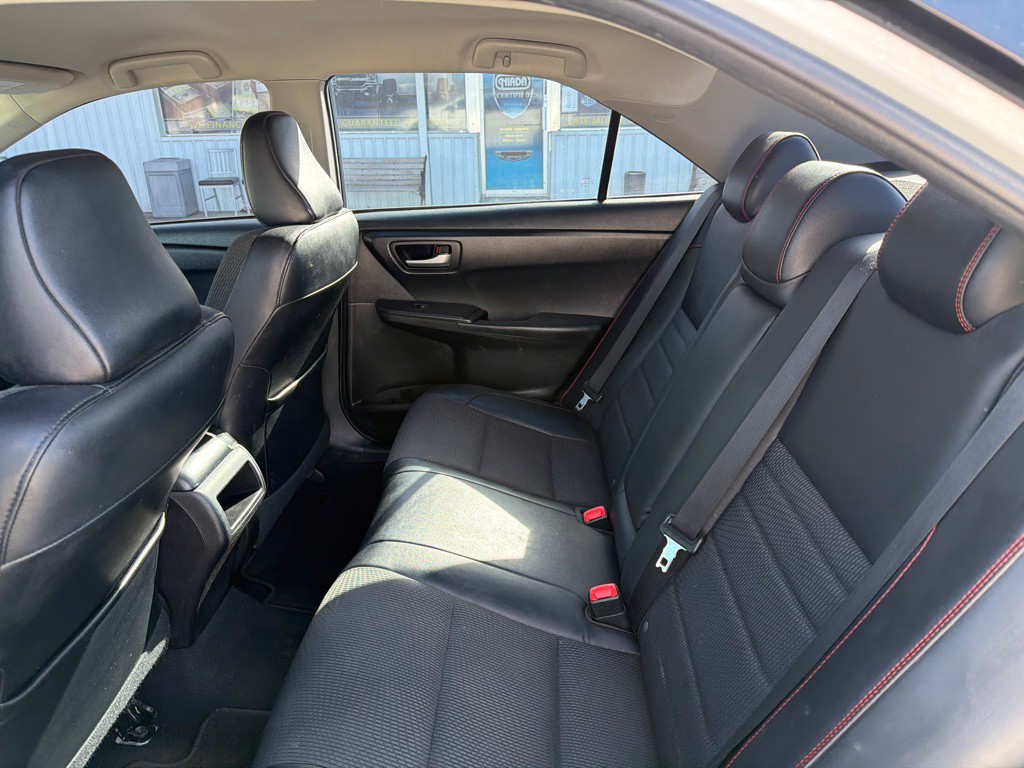 2016 Toyota Camry Image 11