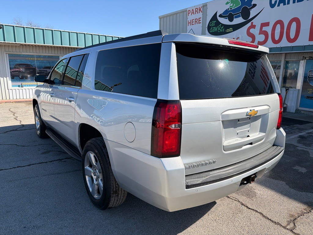 2018 Chevrolet Suburban Image 3