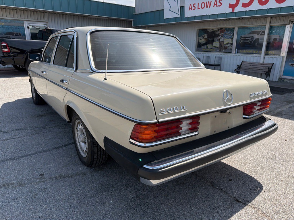 1984 Mercedes-Benz 300-Class Image 3