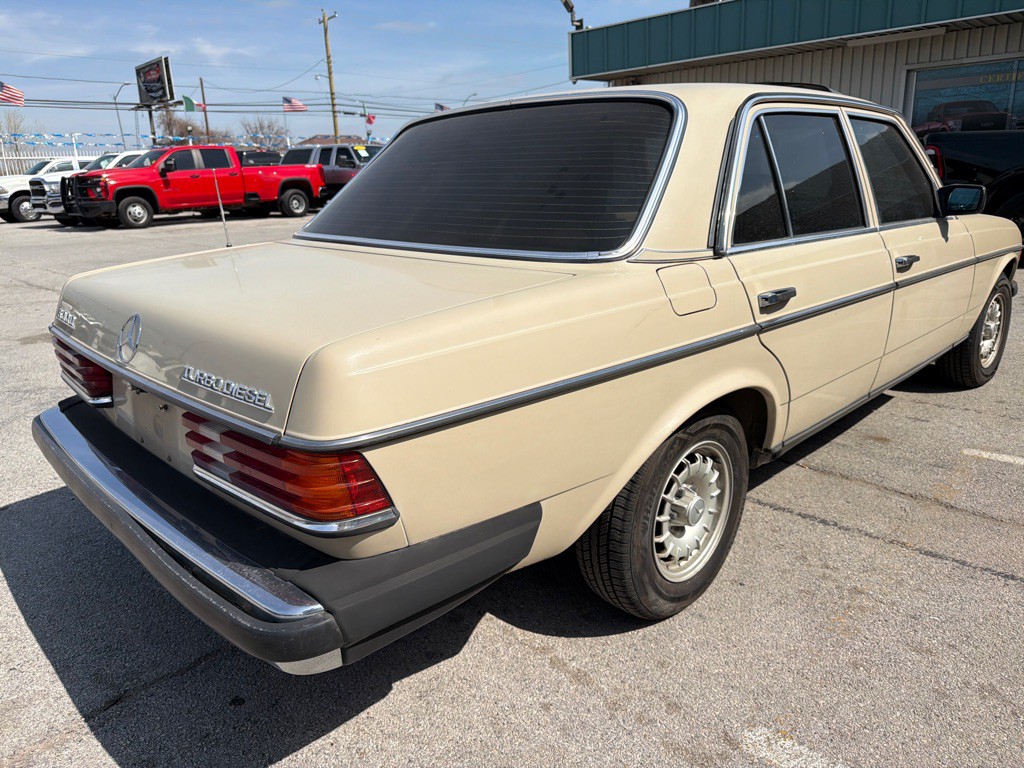 1984 Mercedes-Benz 300-Class Image 5