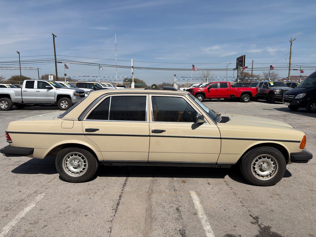 1984 Mercedes-Benz 300-Class Image 6
