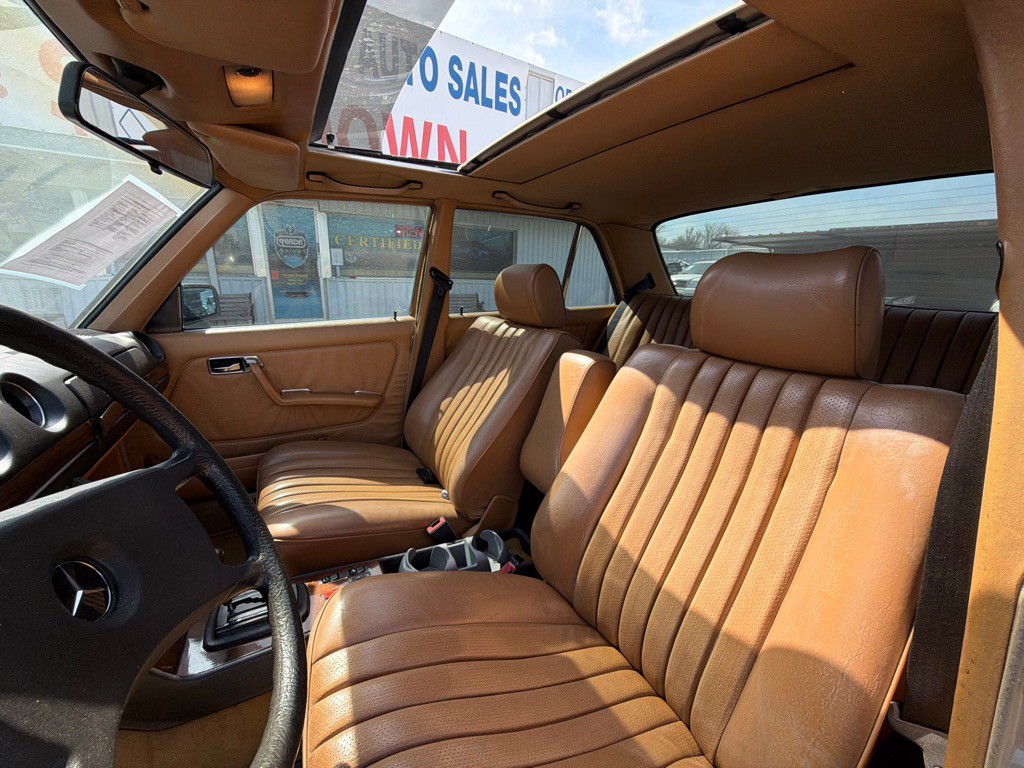 1984 Mercedes-Benz 300-Class Image 13