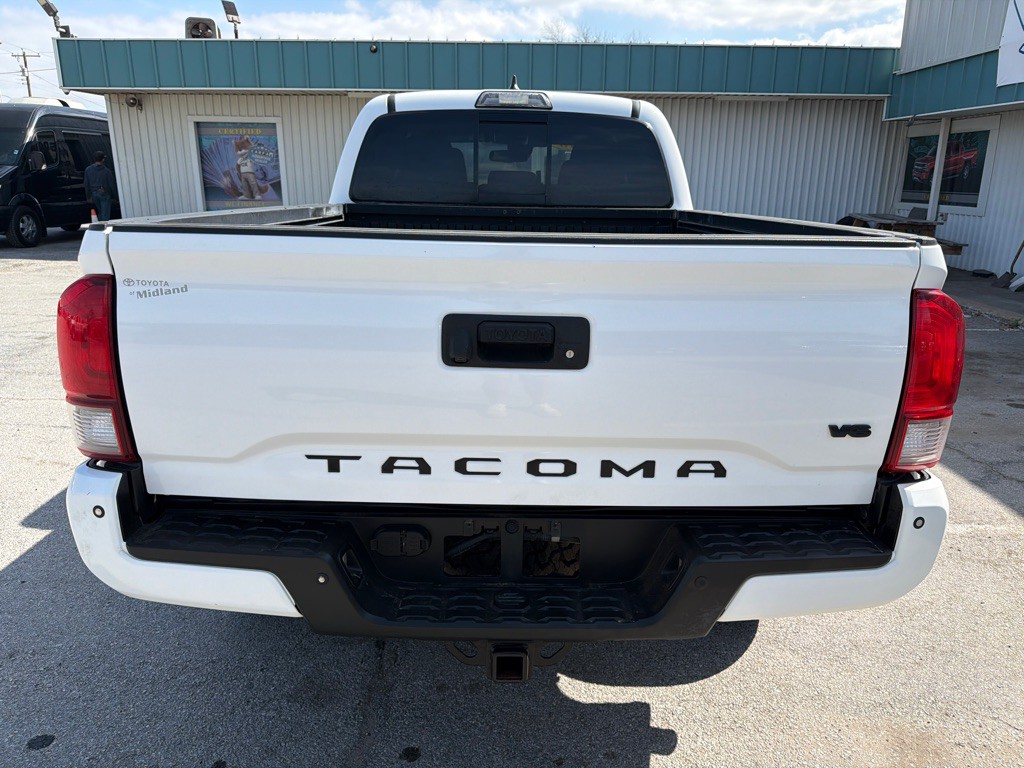 2018 Toyota Tacoma Image 4