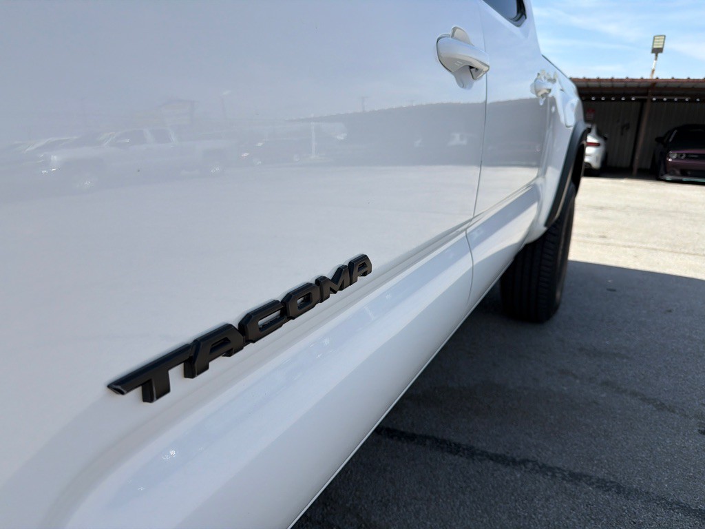 2018 Toyota Tacoma Image 9
