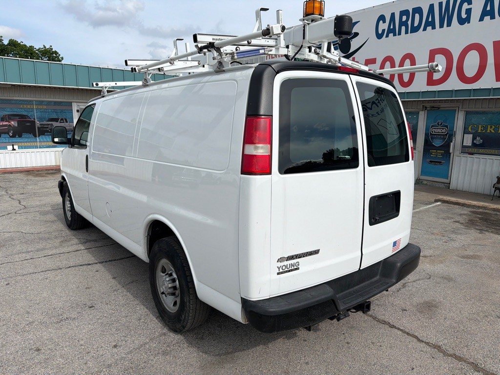 2017 Chevrolet Express Image 3