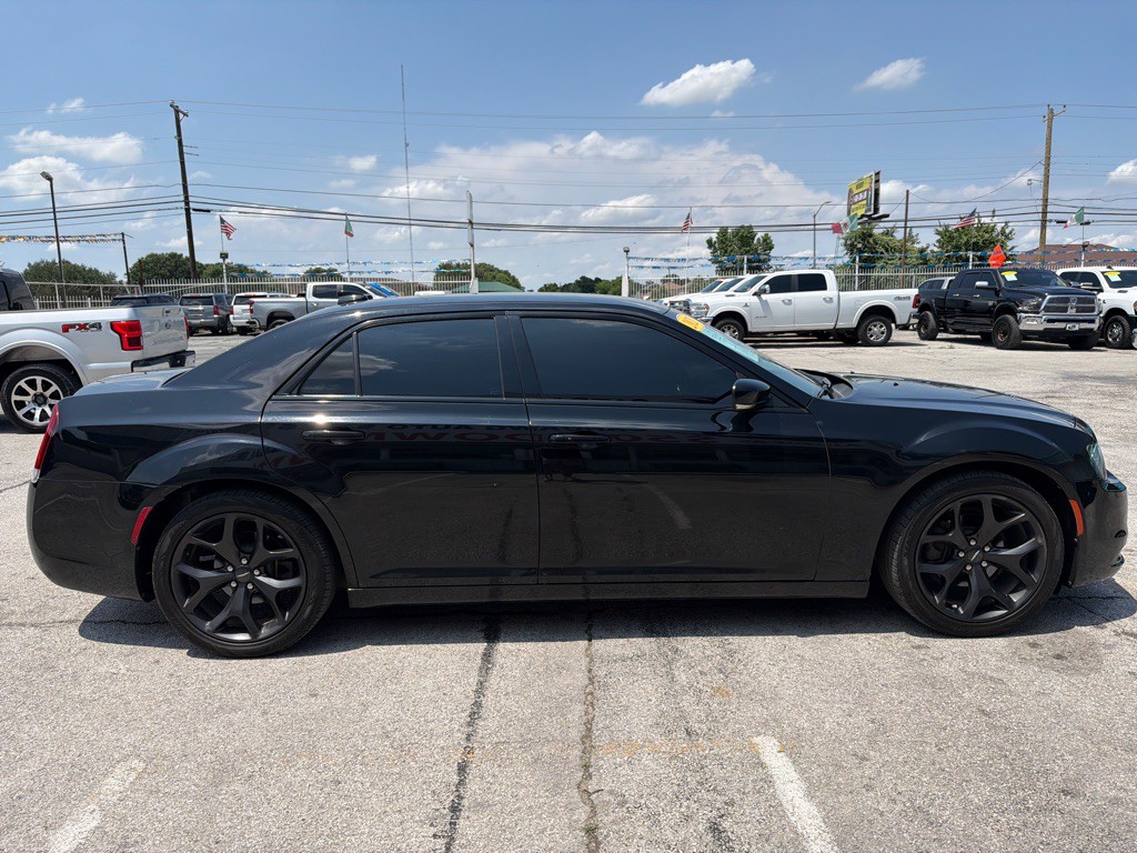 2021 Chrysler 300 Image 6