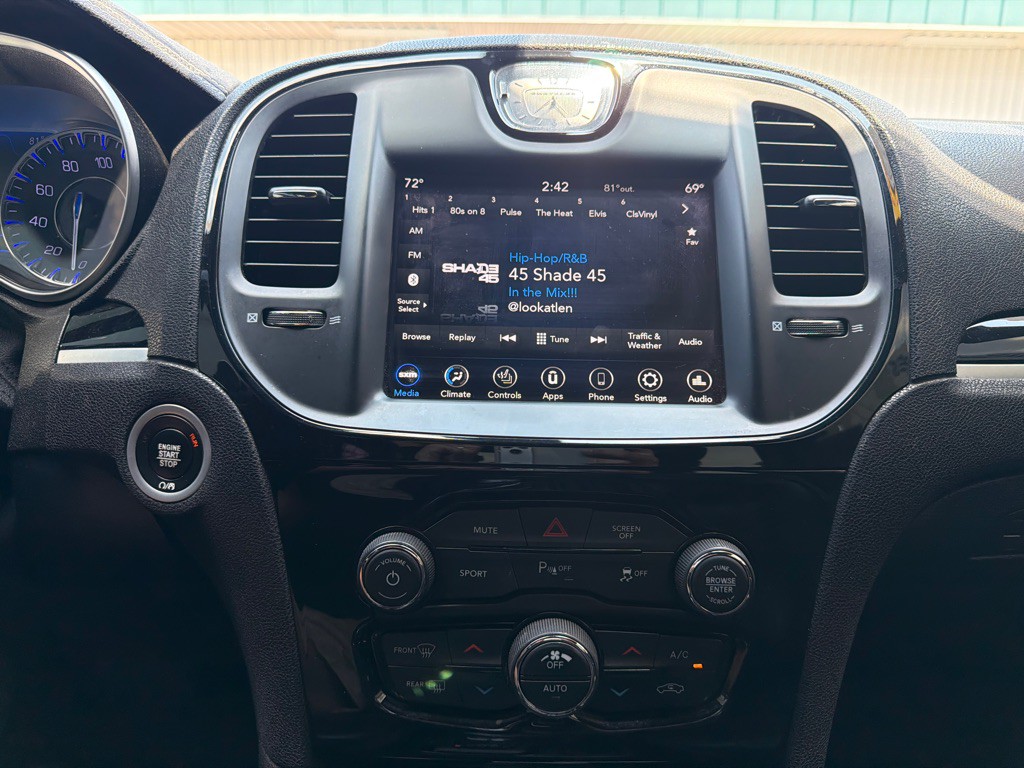 2021 Chrysler 300 Image 14