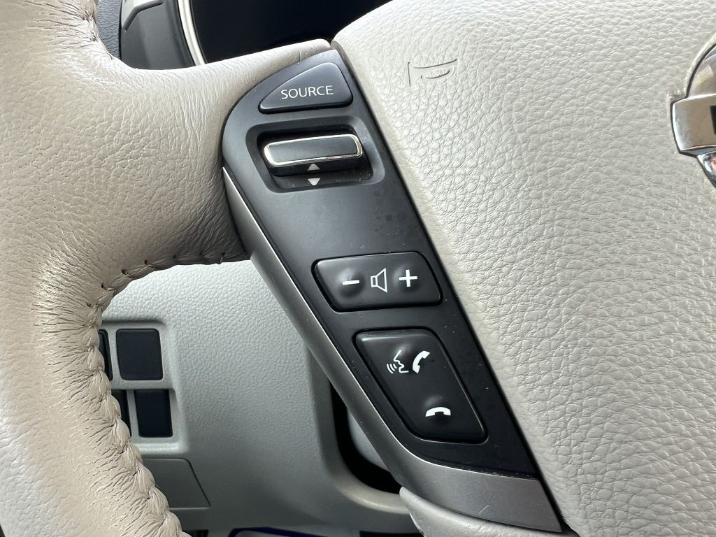2015 Nissan Quest Image 6