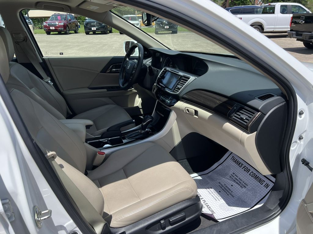 2017 Honda Accord Image 17