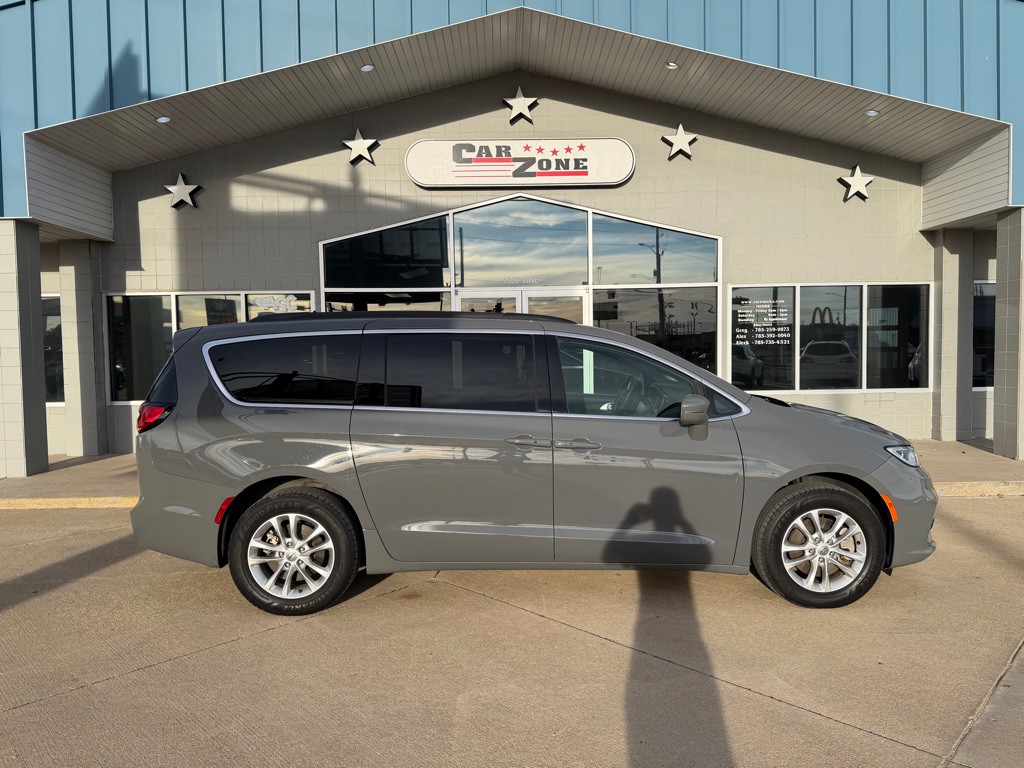 2022 Chrysler Pacifica Image 1