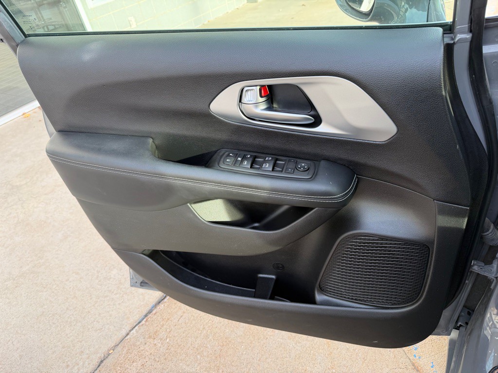 2022 Chrysler Pacifica Image 8