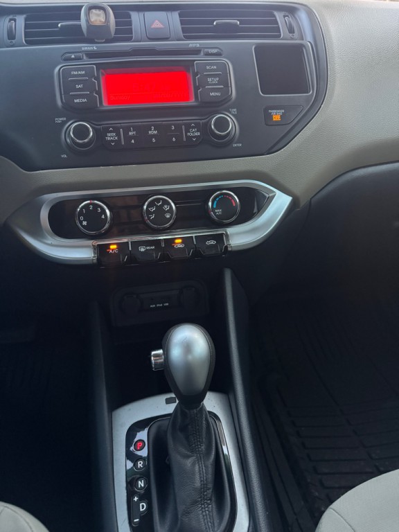 2015 Kia Rio Image 11
