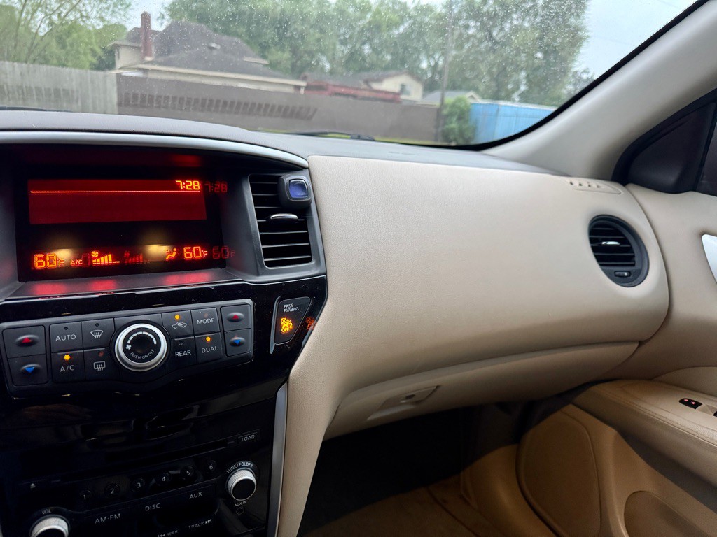 2015 Nissan Pathfinder Image 16