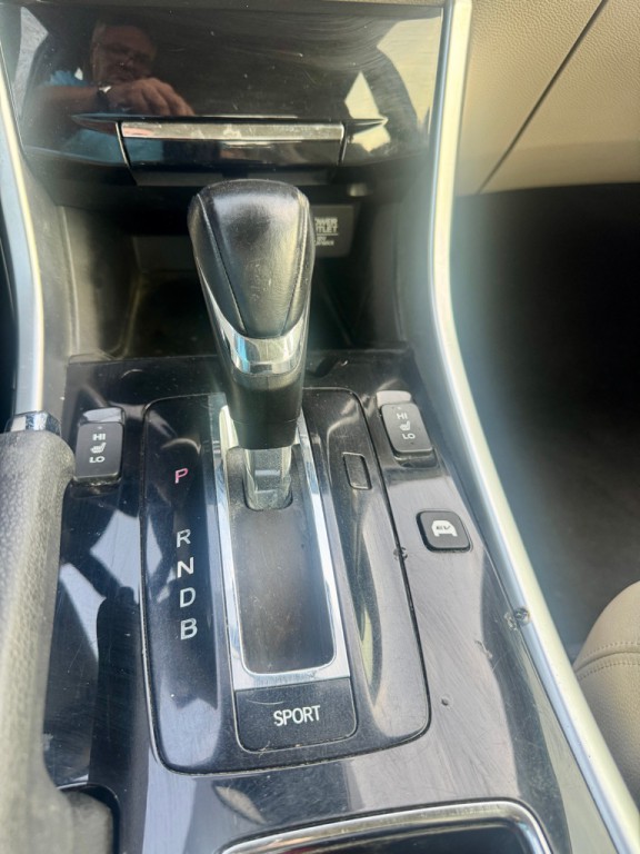 2017 Honda Accord Image 10