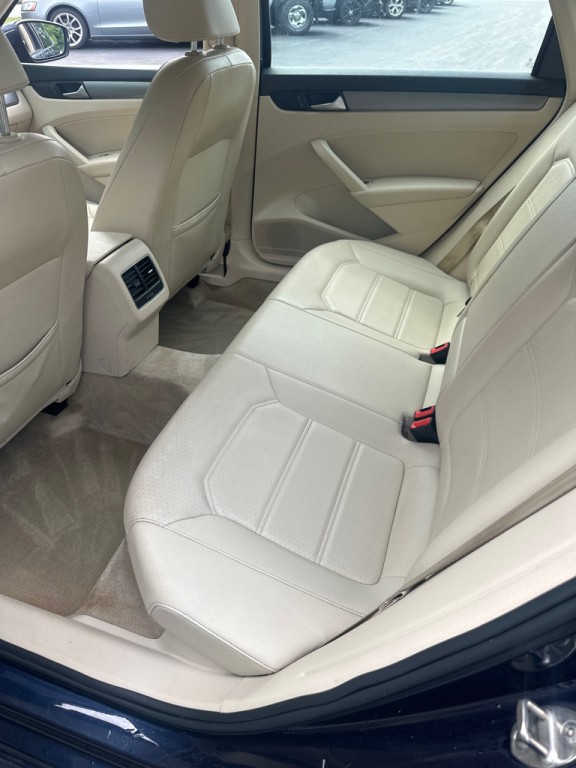 2015 Volkswagen Passat Image 11