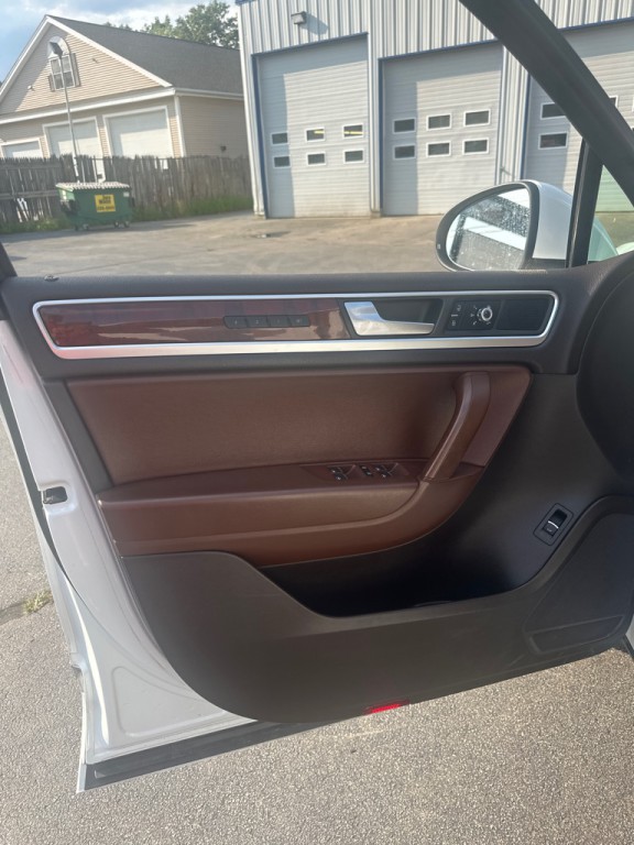 2014 Volkswagen Touareg Image 11