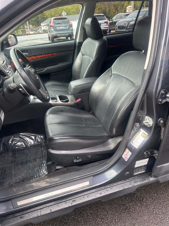 2011 Subaru Outback Image 12