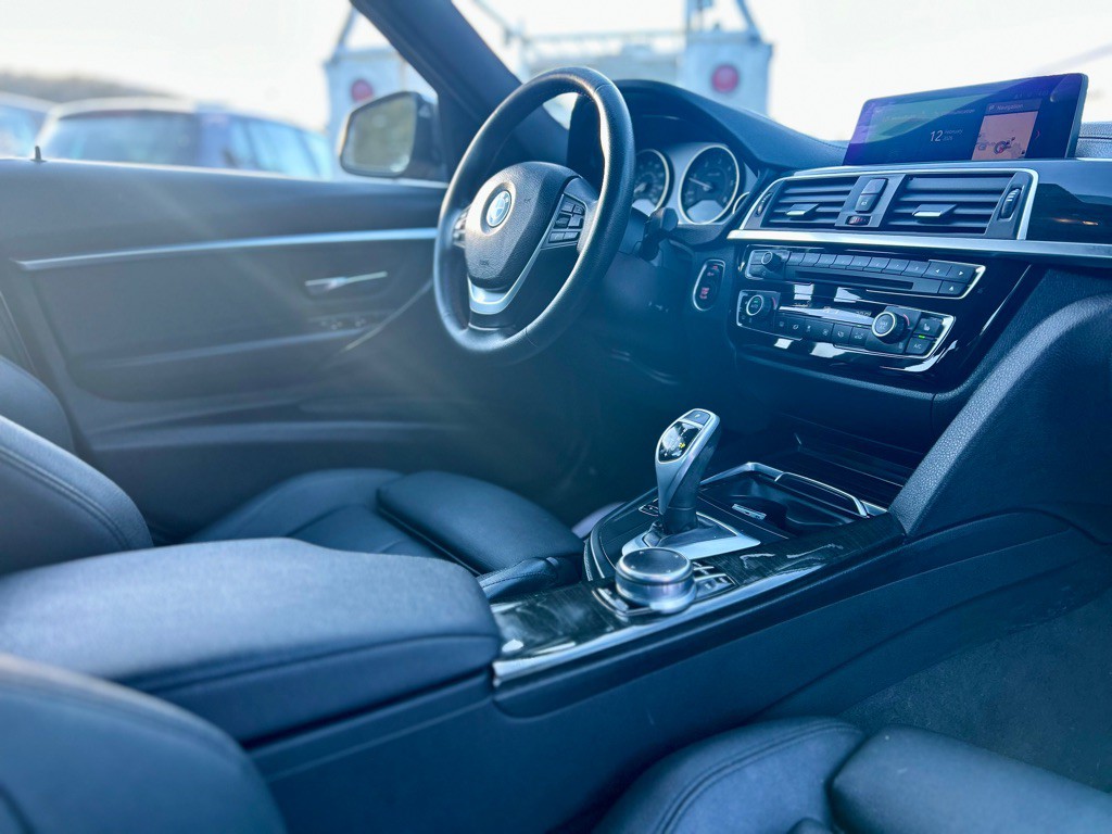 2018 BMW 3 Series Image 11