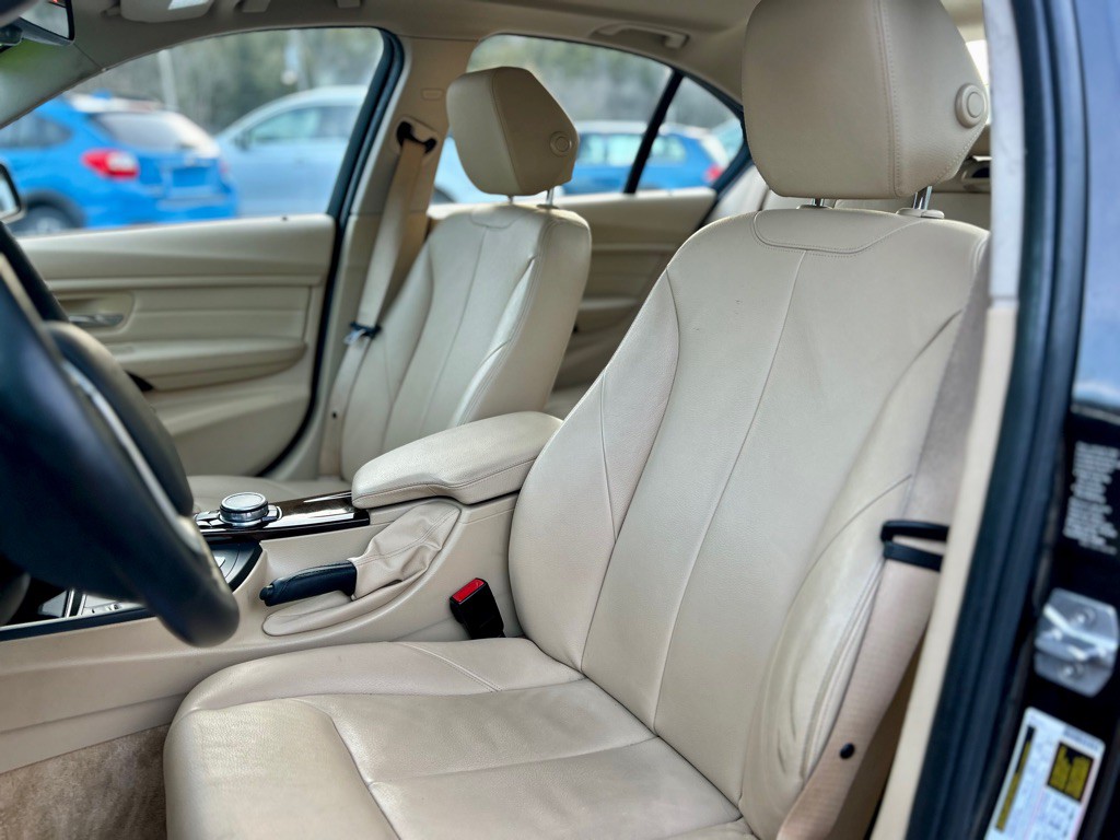 2015 BMW 3 Series Image 9