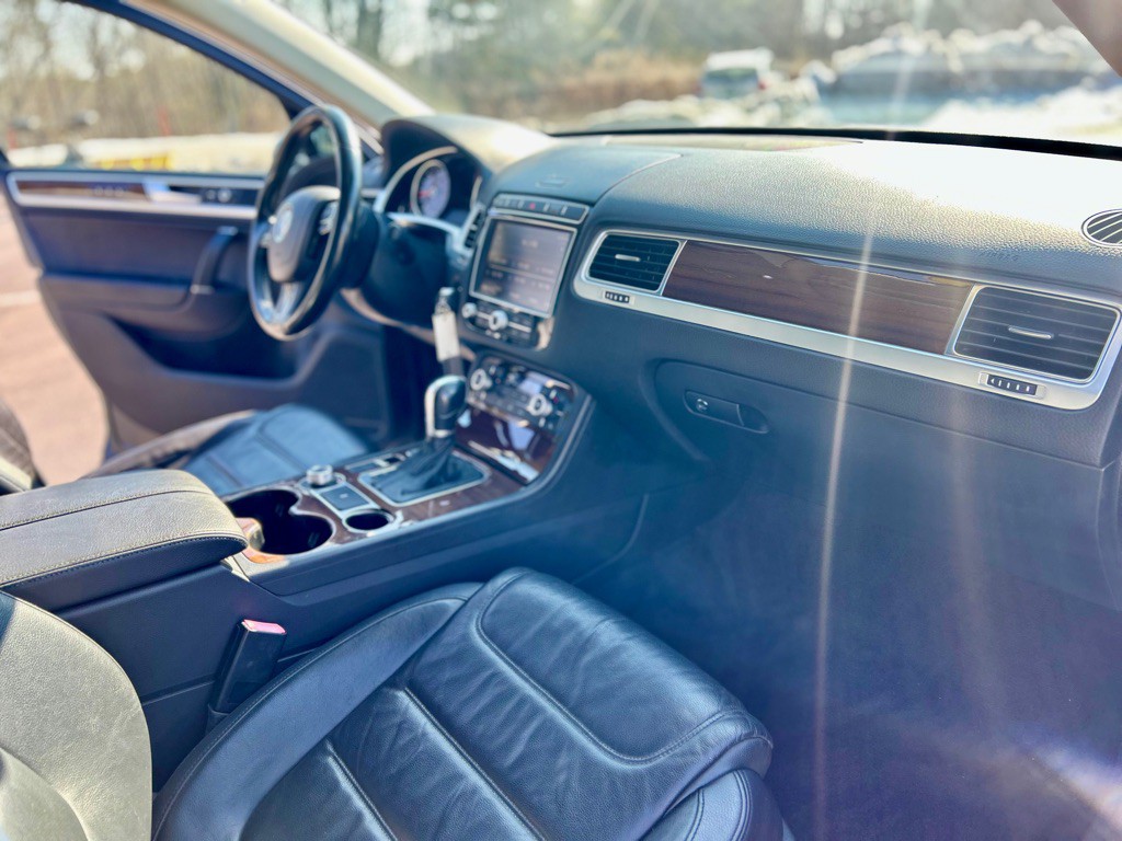 2015 Volkswagen Touareg Image 11