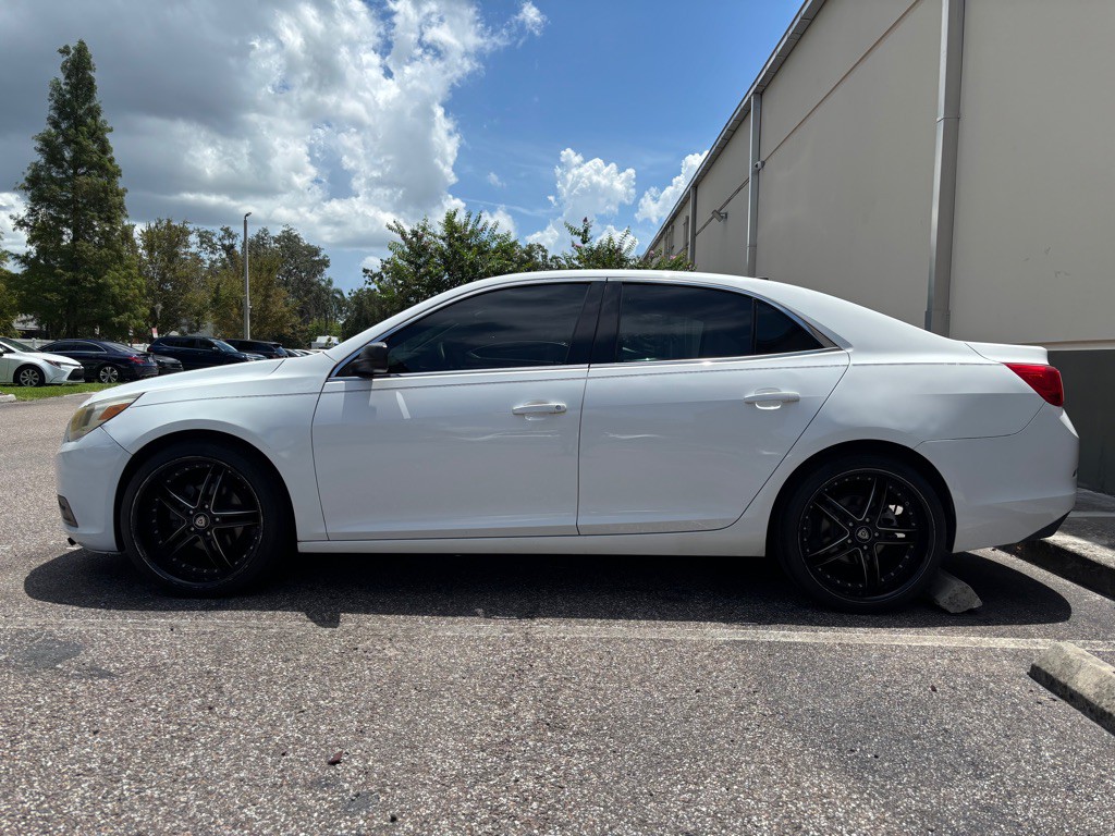 2013 Chevrolet Malibu Image 2