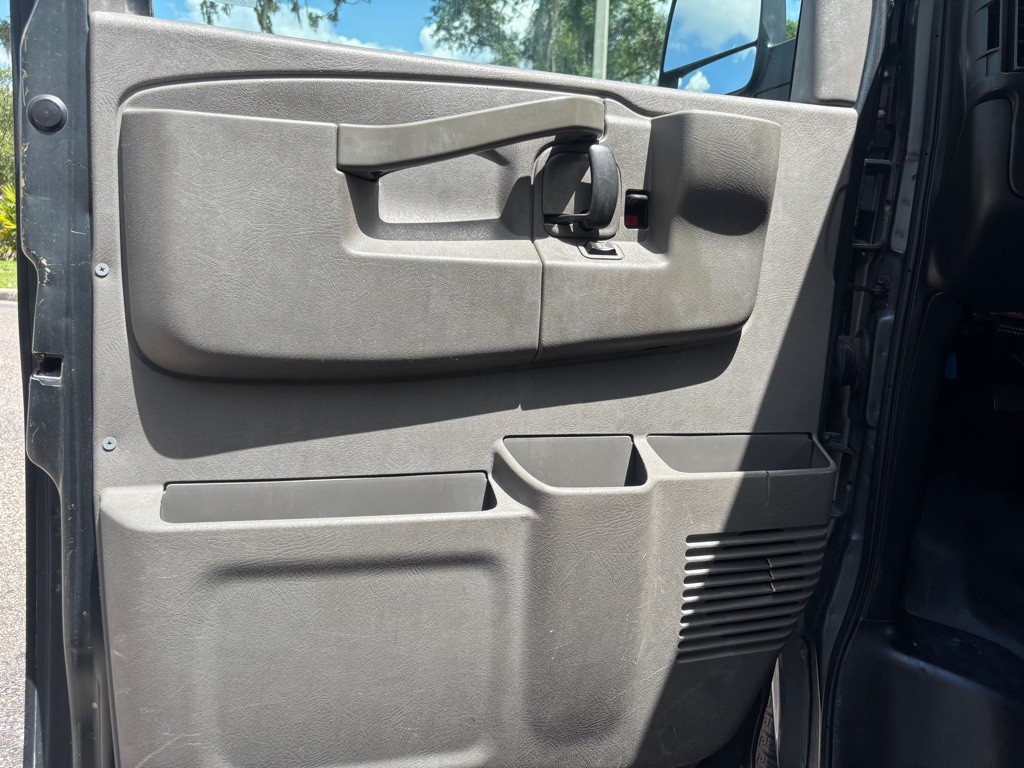 2017 Chevrolet Express Image 7