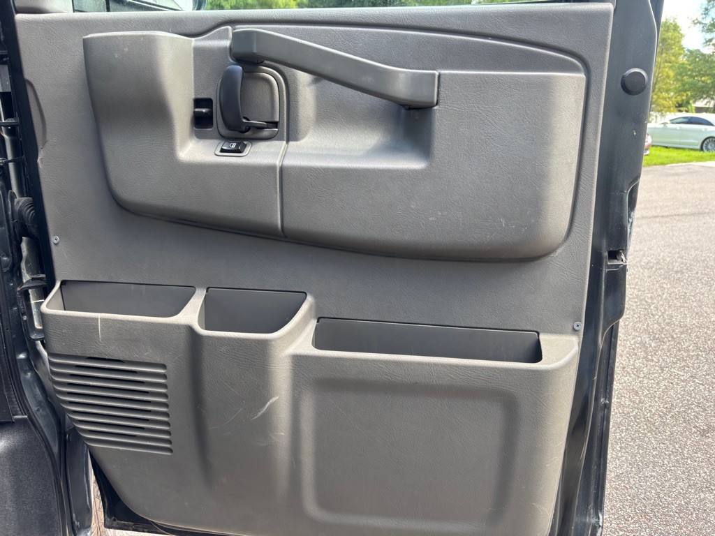 2017 Chevrolet Express Image 9