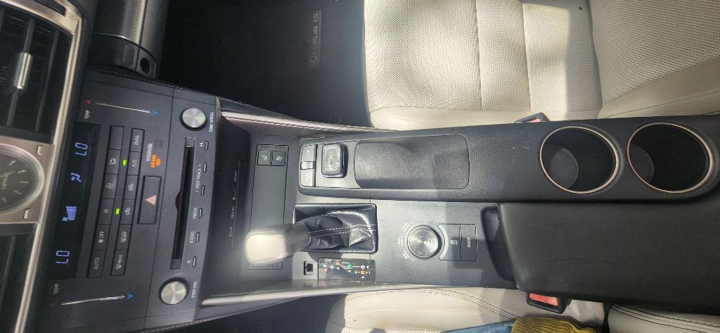 2015 Lexus IS Image 22