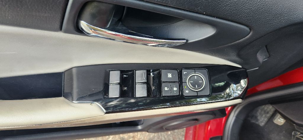 2015 Lexus IS Image 24