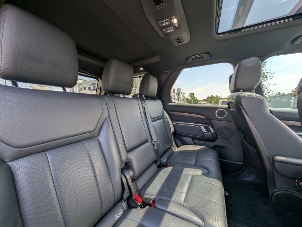 2019 Land Rover Discovery Image 32