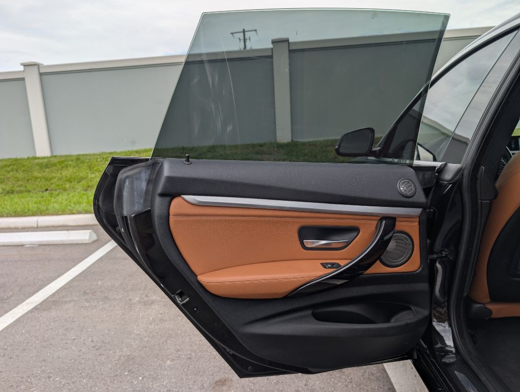 2017 BMW 3 Series Image 12