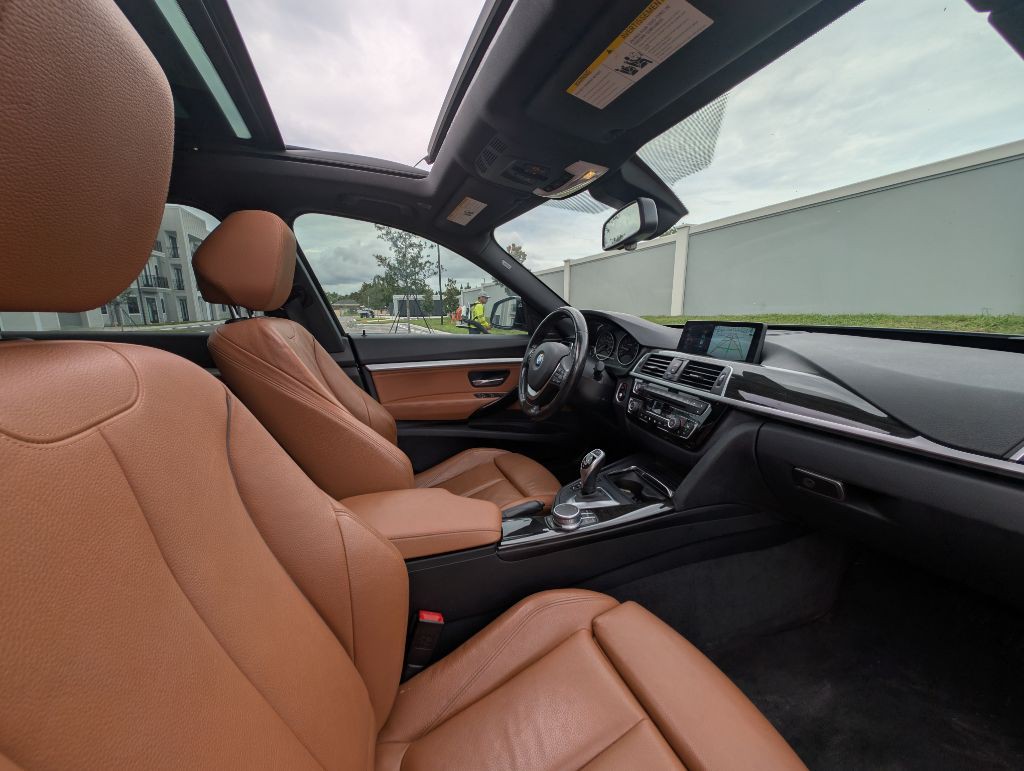 2017 BMW 3 Series Image 21