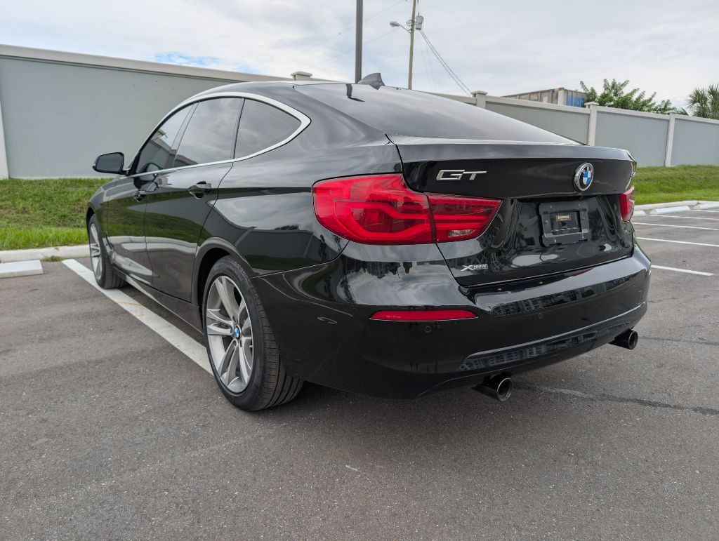 2017 BMW 3 Series Image 1