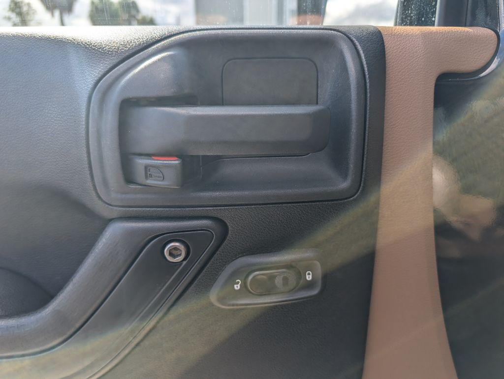 2013 Jeep Wrangler Unlimited Image 25