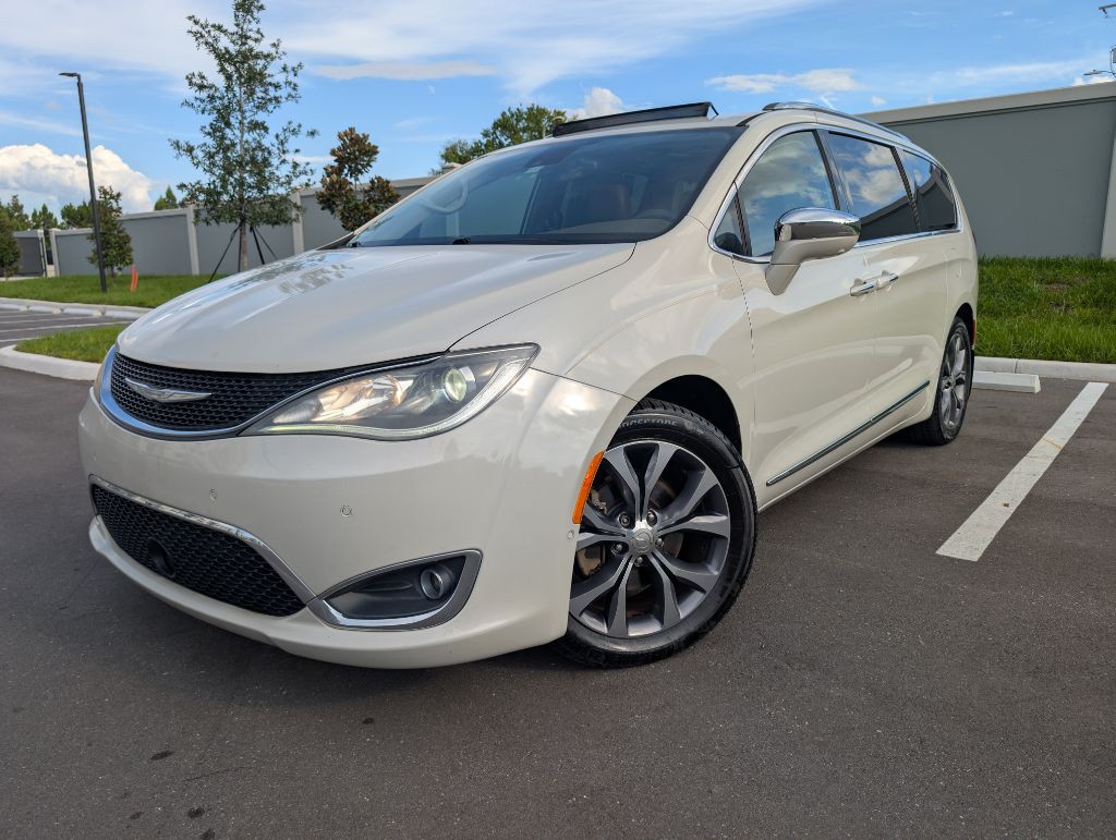 2017 Chrysler Pacifica Image 1