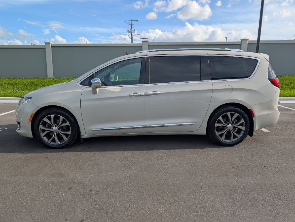 2017 Chrysler Pacifica Image 5