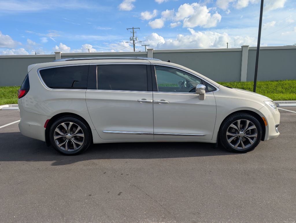 2017 Chrysler Pacifica Image 6